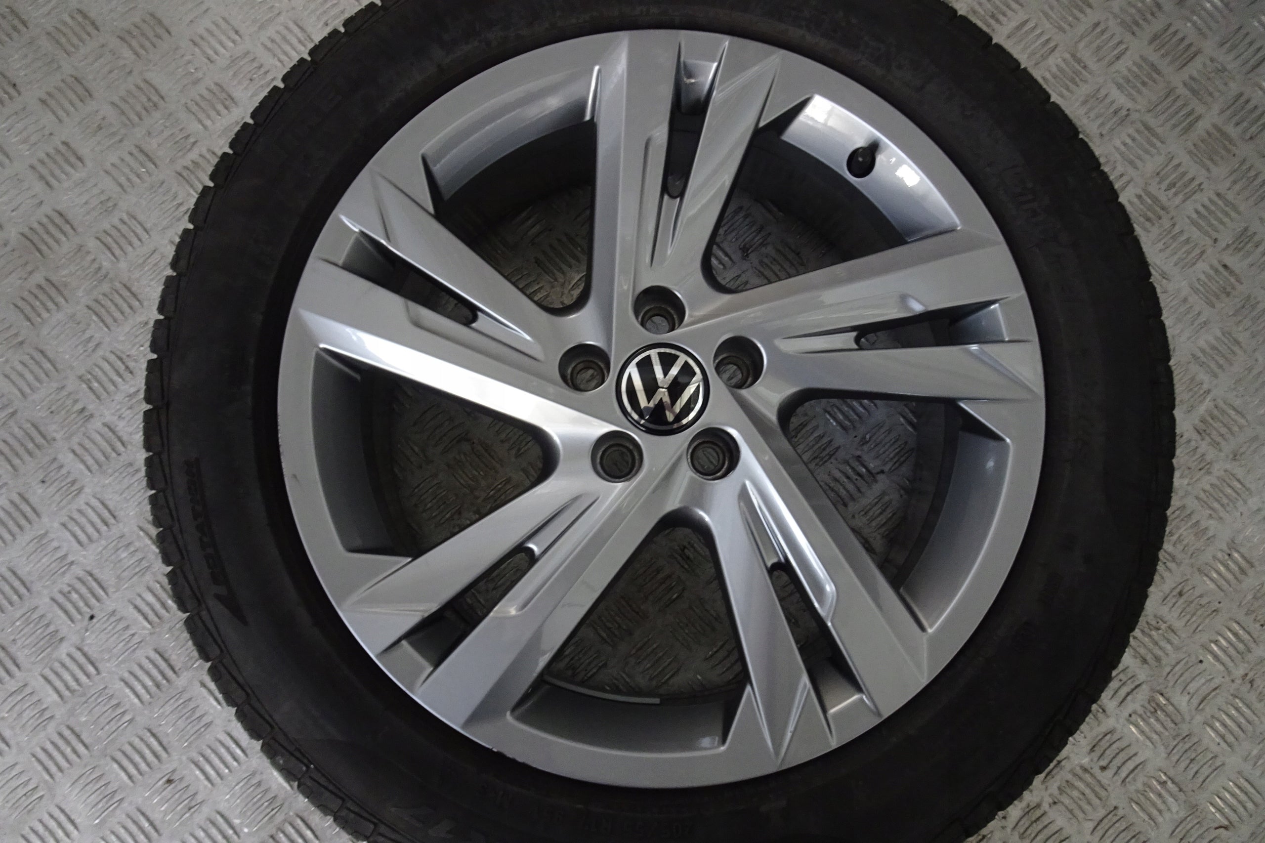 Alu Felge Volkswagen Taigo Aluminum rim 17 Zoll 6.5J 5x100 39ET 2G7601025E