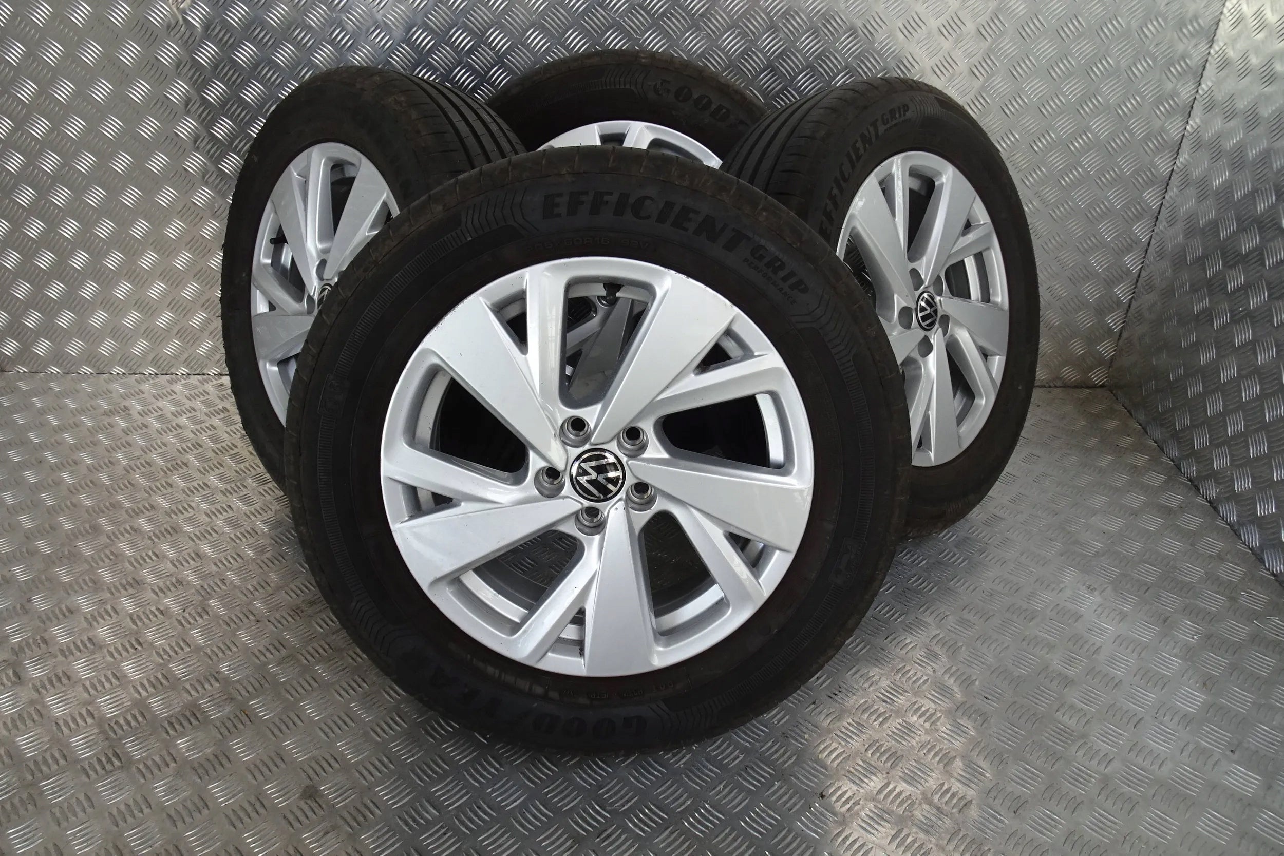 Alu Felge Volkswagen Taigo Aluminum rim 17 Zoll 6.0J 5x100 35ET 2G7601025