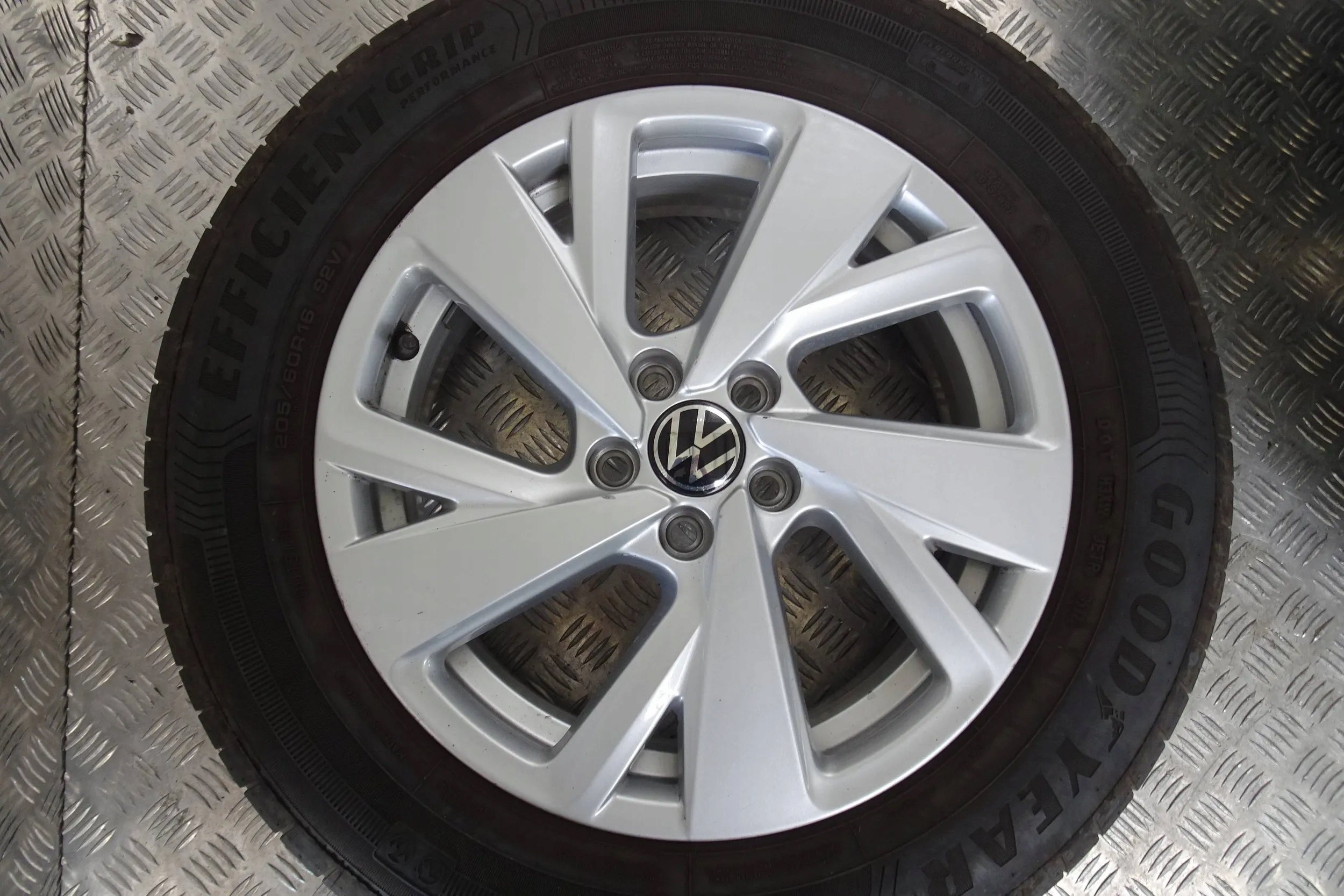 Alu Felge Volkswagen Taigo Aluminum rim 17 Zoll 6.0J 5x100 35ET 2G7601025