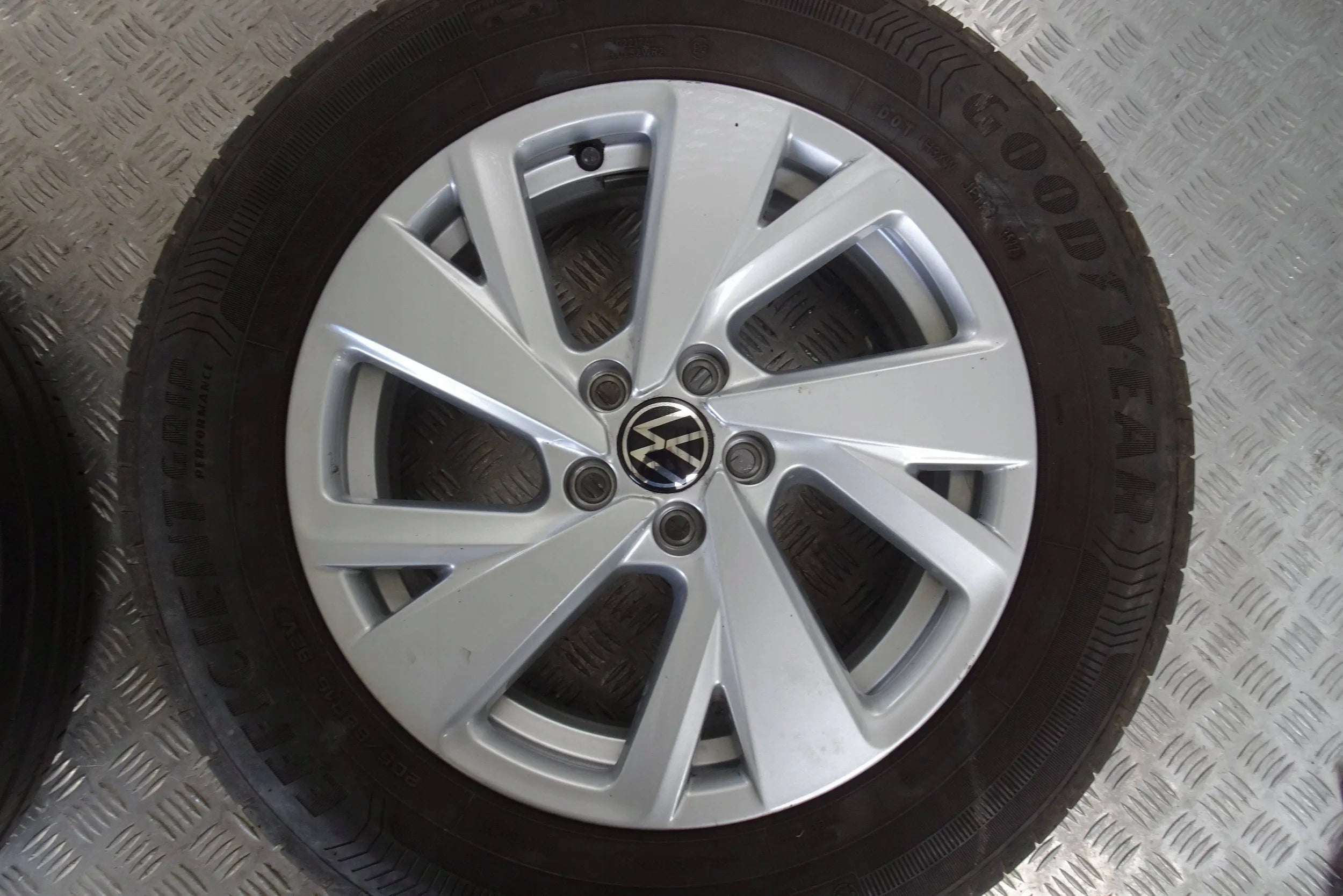 Alu Felge Volkswagen Taigo Aluminum rim 17 Zoll 6.0J 5x100 35ET 2G7601025