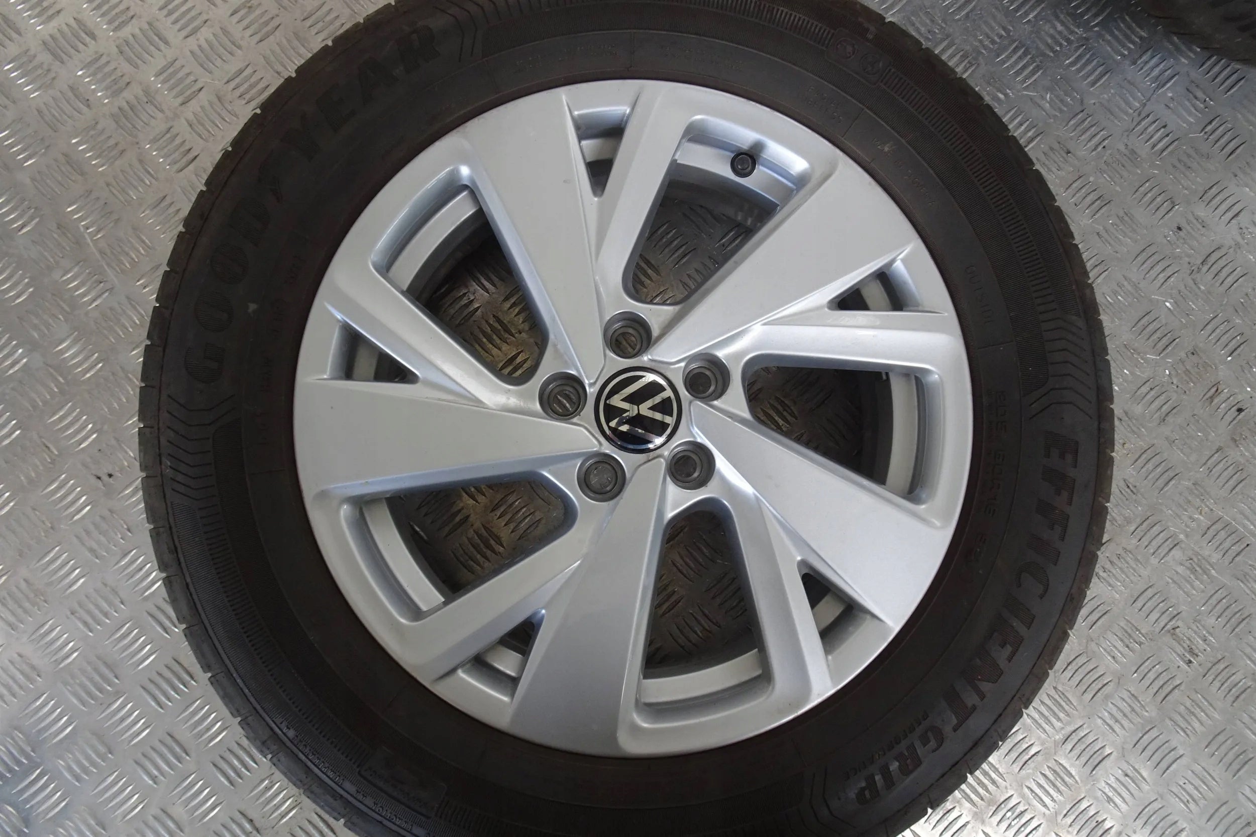 Alu Felge Volkswagen Taigo Aluminum rim 17 Zoll 6.0J 5x100 35ET 2G7601025