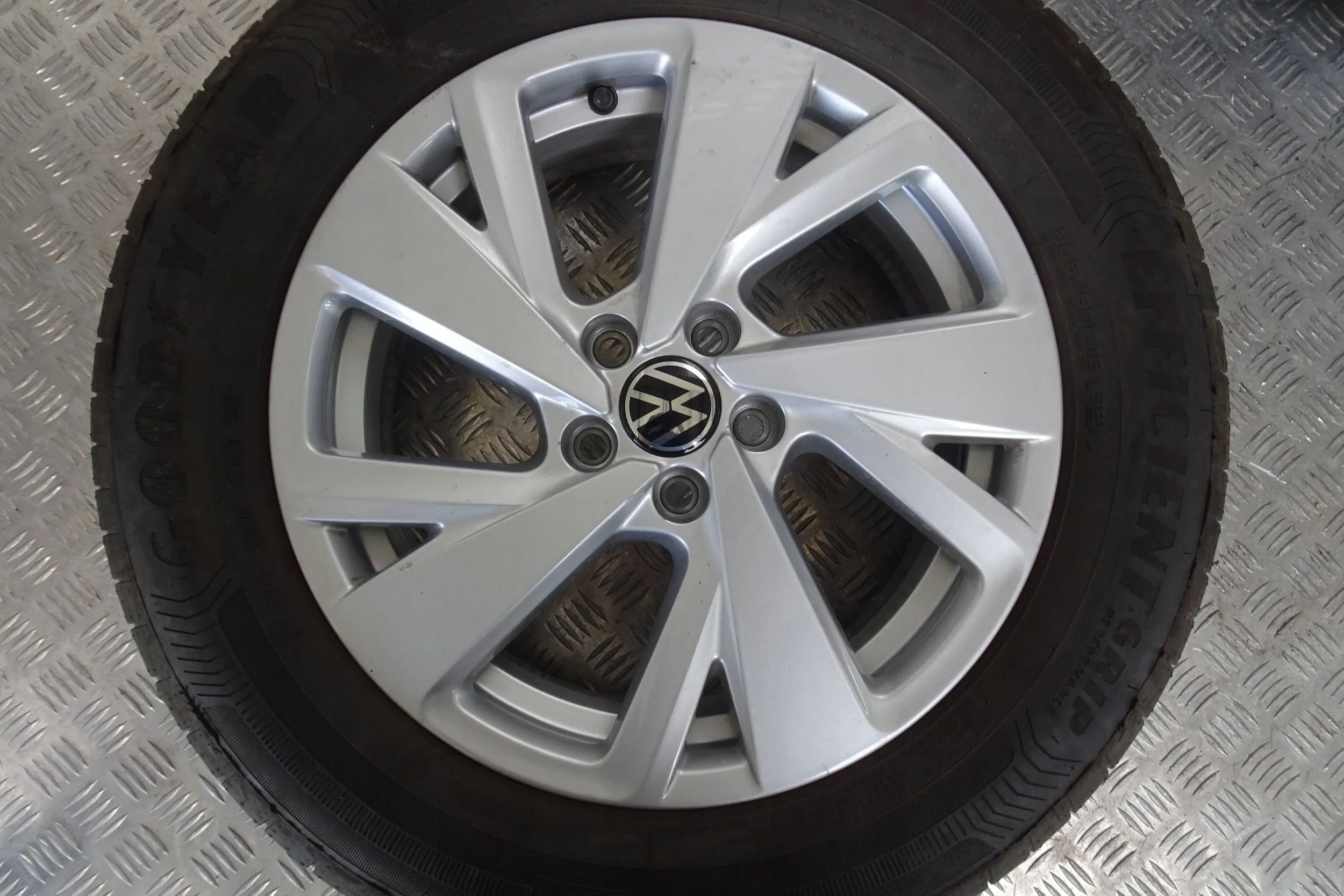 Alu Felge Volkswagen Taigo Aluminum rim 17 Zoll 6.0J 5x100 35ET 2G7601025