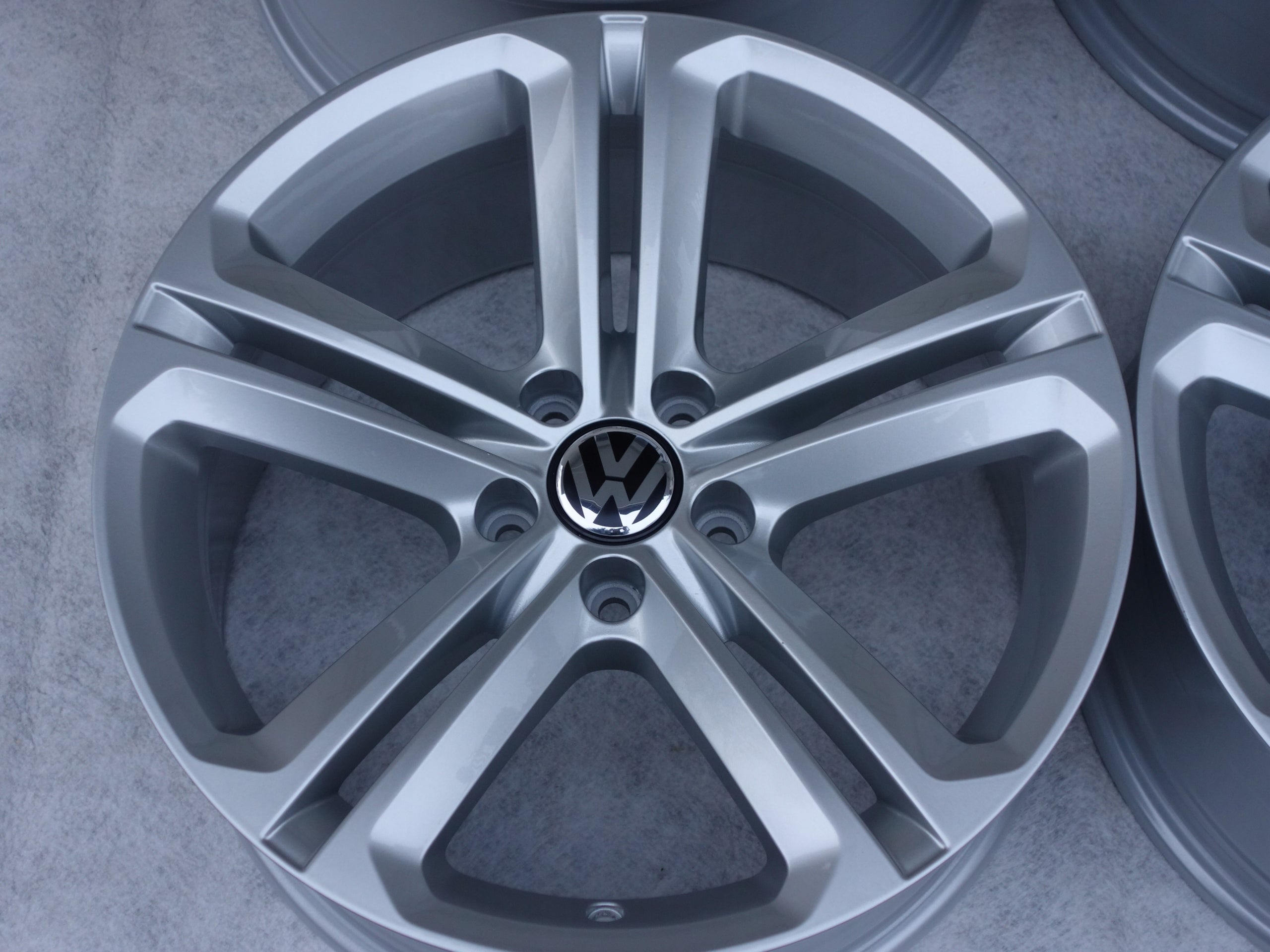 Alu Felge Volkswagen Tiguan Aluminum rim 18 Zoll 8.0J 5x112 30ET 5N0601025AN