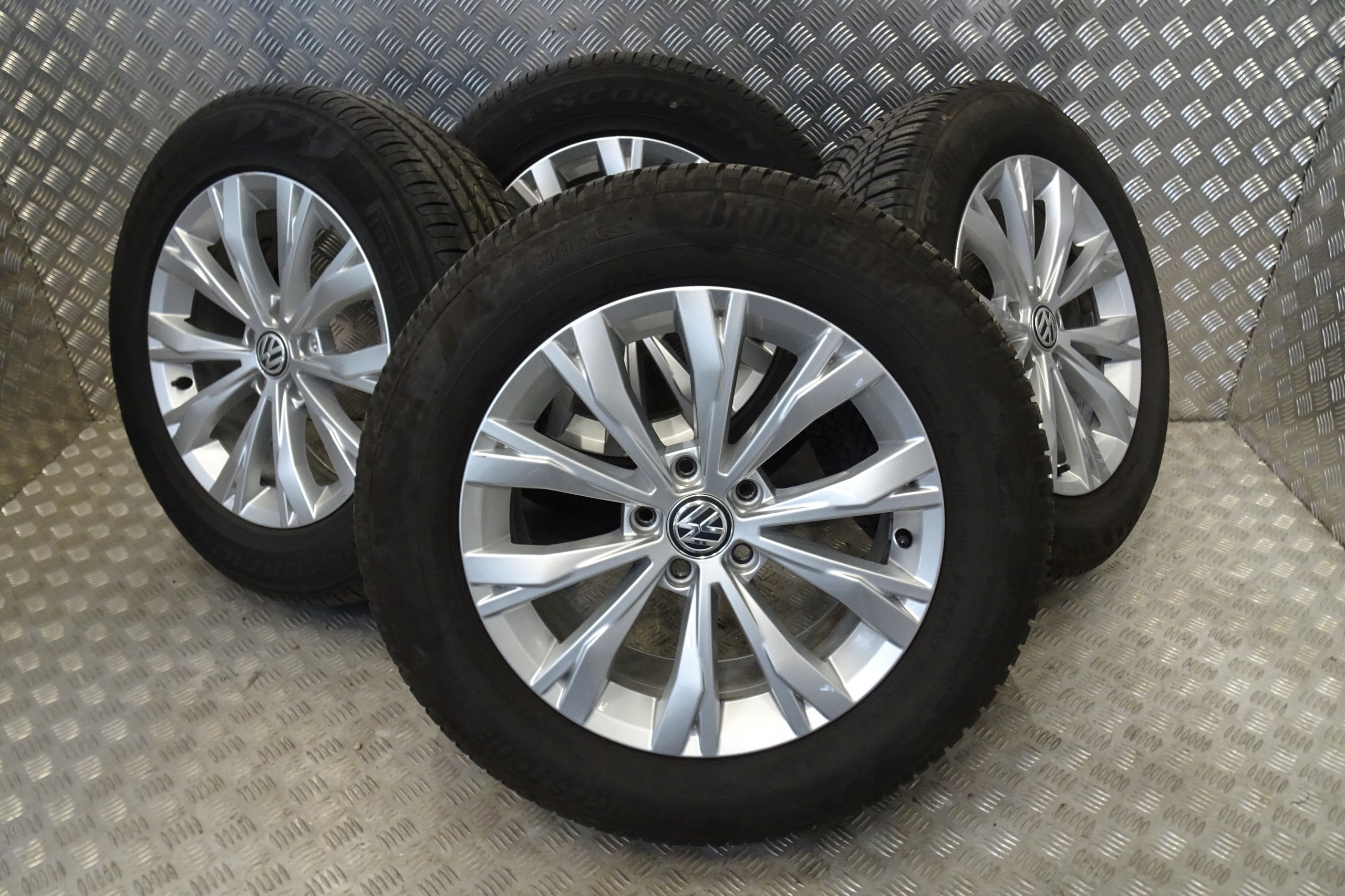  Alu rim Volkswagen Tiguan Aluminum rim 17 inch 7.0J 5x112 40ET 5NA601025  product image