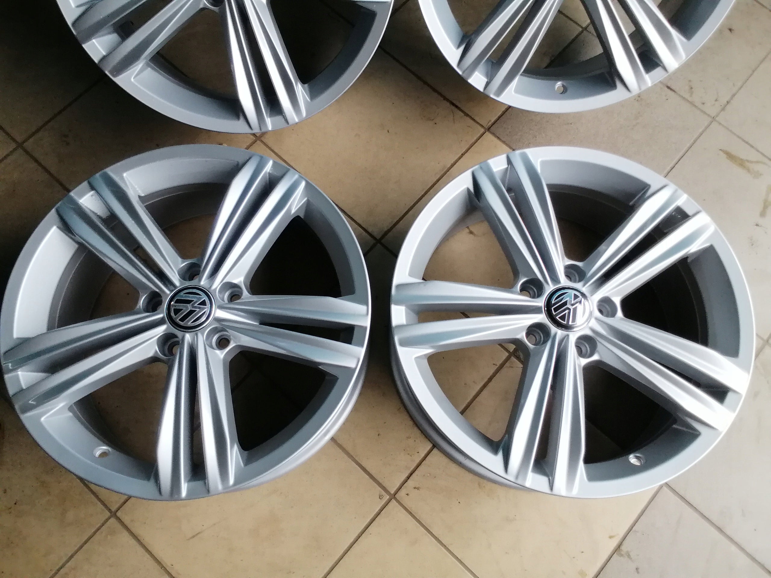 Alu Felge Volkswagen Tiguan Aluminum rim 18 Zoll 7.0J 5x112 43ET 5NA601025M