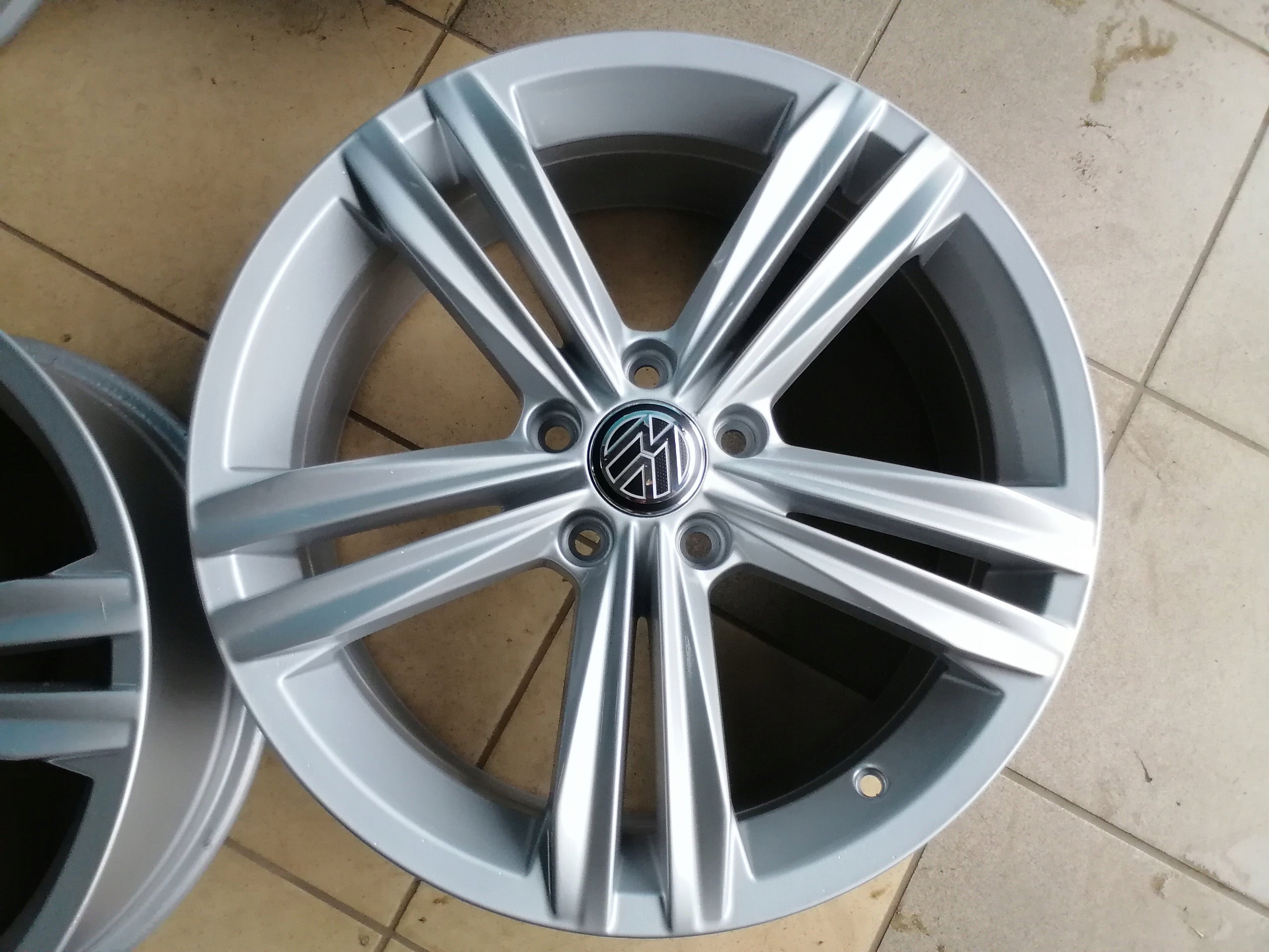 Alu Felge Volkswagen Tiguan Aluminum rim 18 Zoll 7.0J 5x112 43ET 5NA601025M