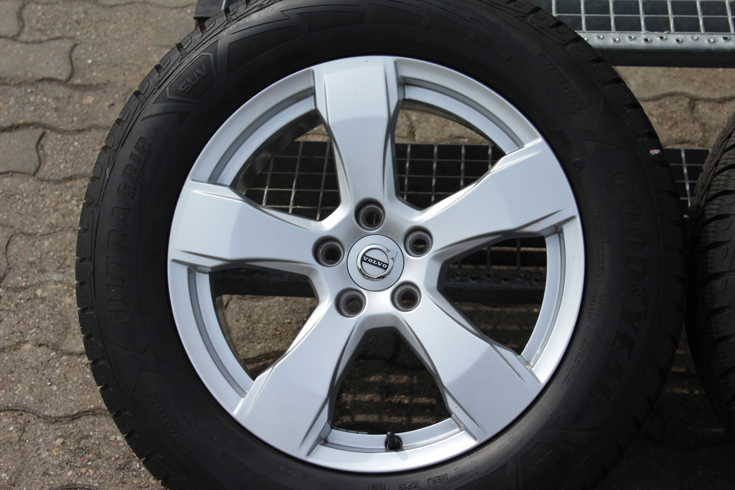  Alu Felge Volvo XC60 XC40 142 850 17 Zoll 7.5J 5x108 50,5ET 31423850 product image