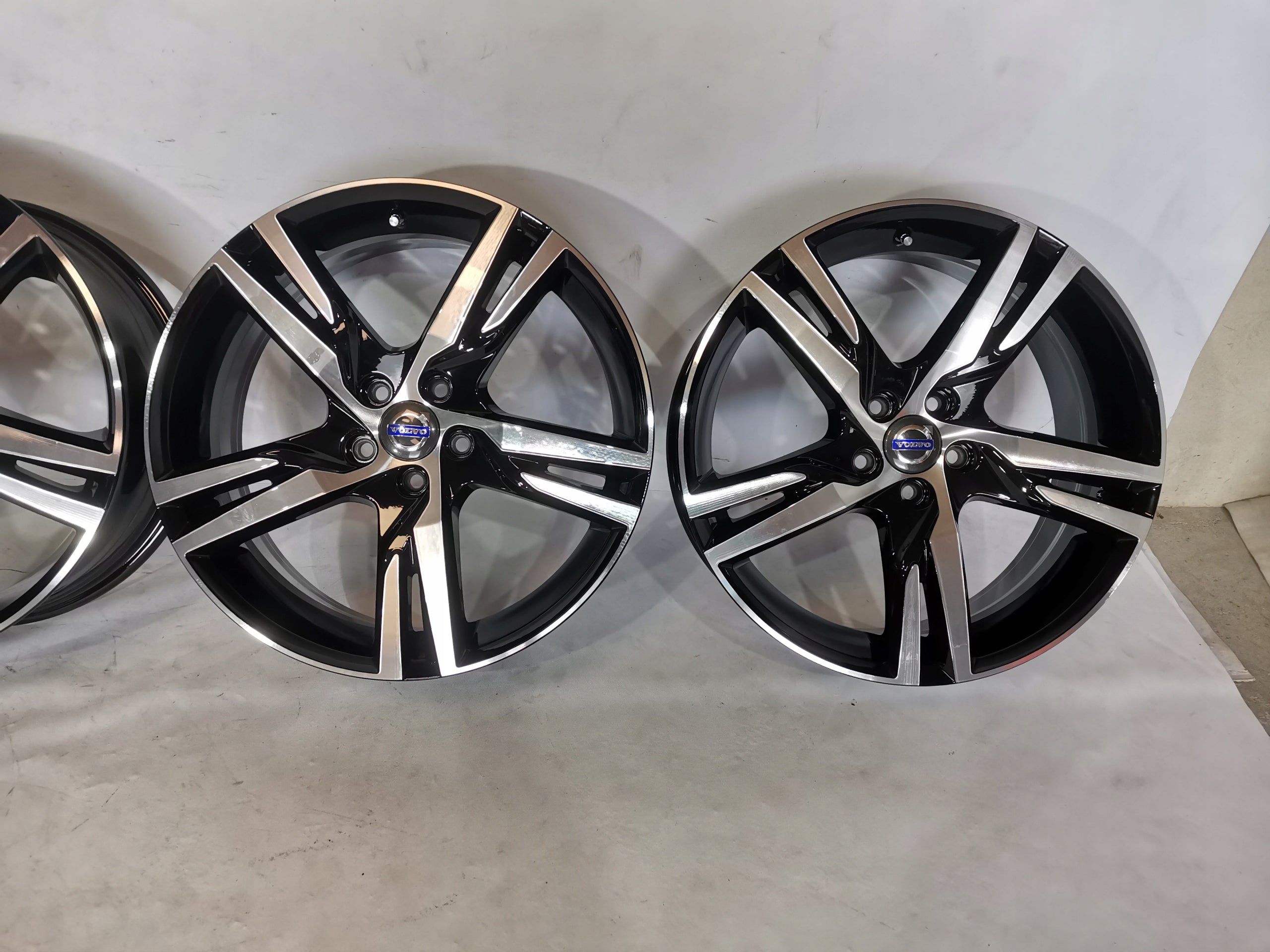 Alu Felge Volvo XC60 142 Aluminum rim 19 Zoll 7.5J 5x108 50,5ET 32327353