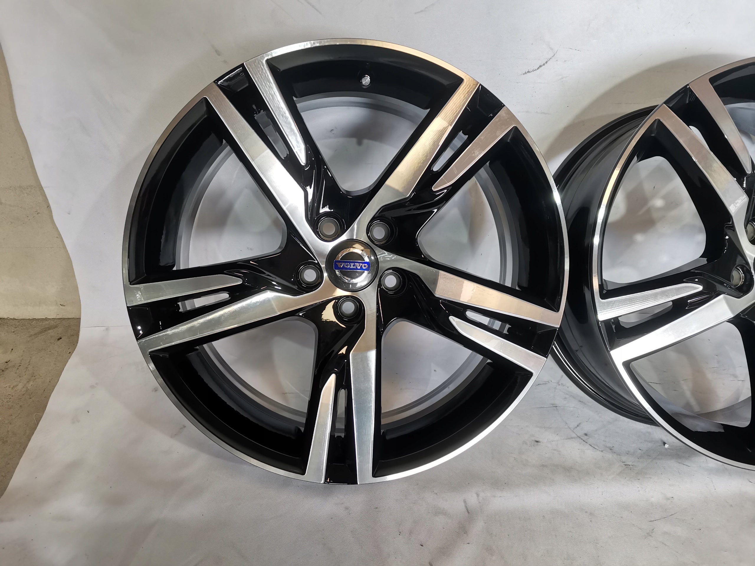 Alu Felge Volvo XC60 142 Aluminum rim 19 Zoll 7.5J 5x108 50,5ET 32327353