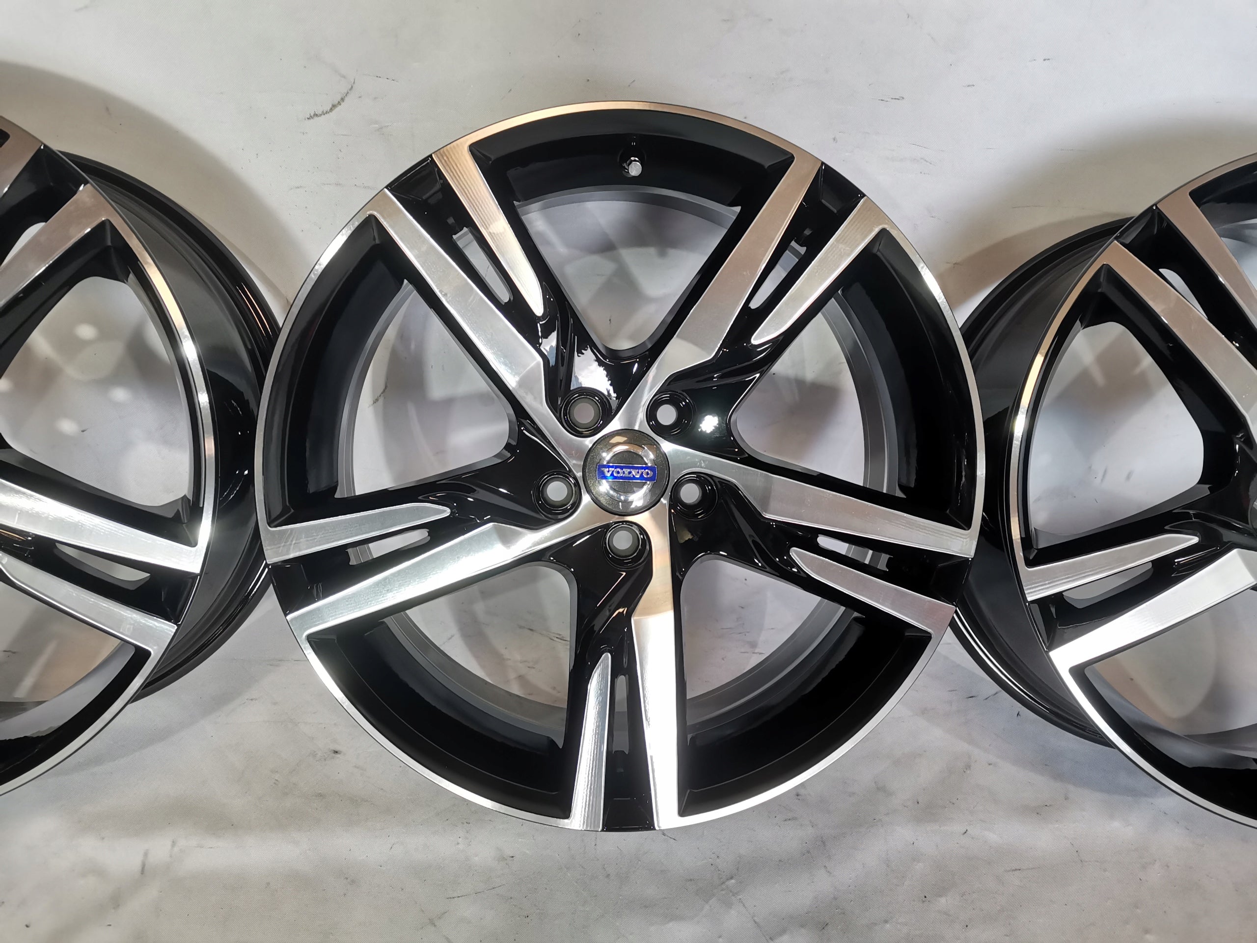 Alu Felge Volvo XC60 142 Aluminum rim 19 Zoll 7.5J 5x108 50,5ET 32327353