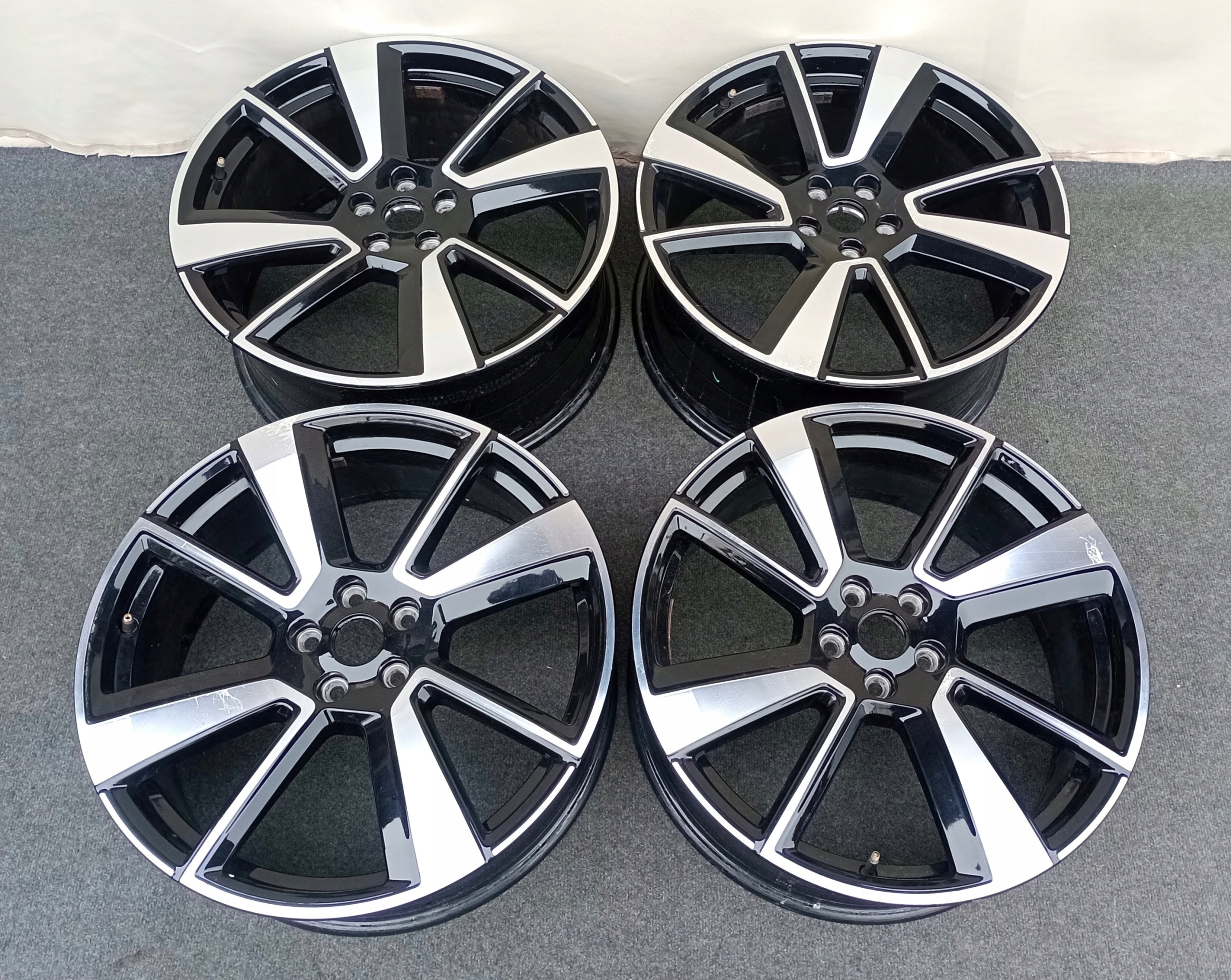  Alu rim Volvo V50 Aluminum rim 20 inch 9.0J 5x108 31680896  product image